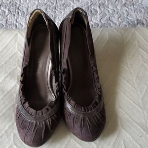 Le chateau brown faux suede pumps